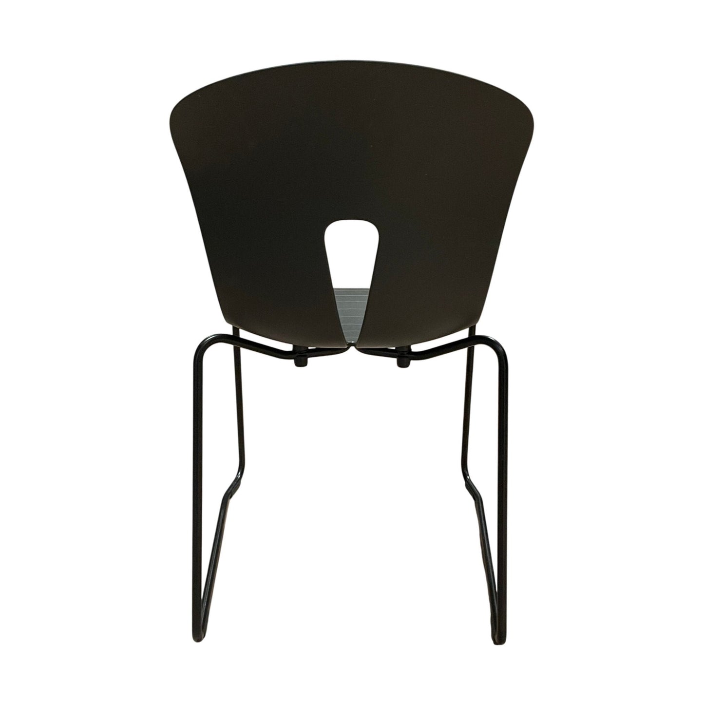 Pond møteromsstol fra Fora Form, stablebar