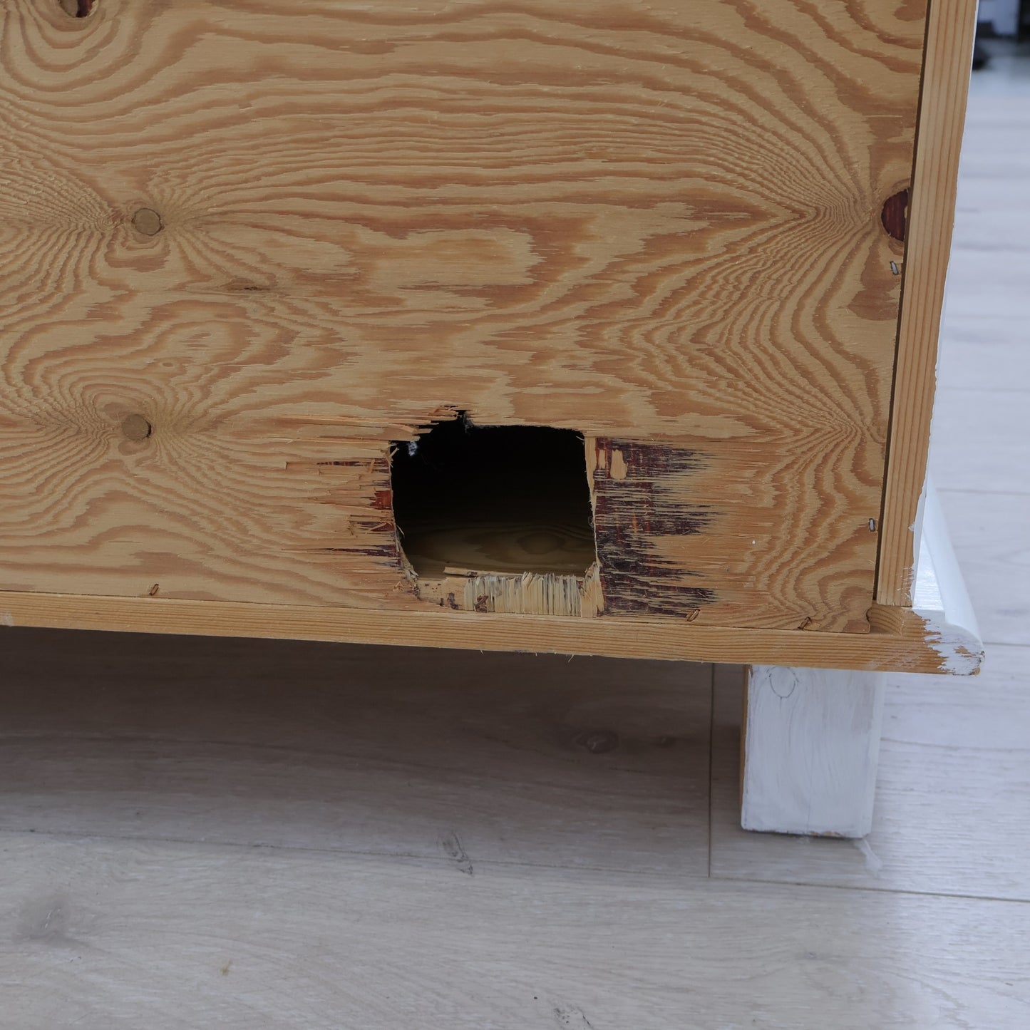 Hvit IKEA skjenk med god lagringsplass