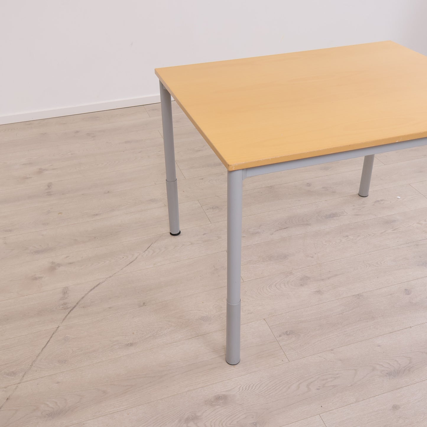 Enkelt høydejusterbart skrivebord, 100x80 cm