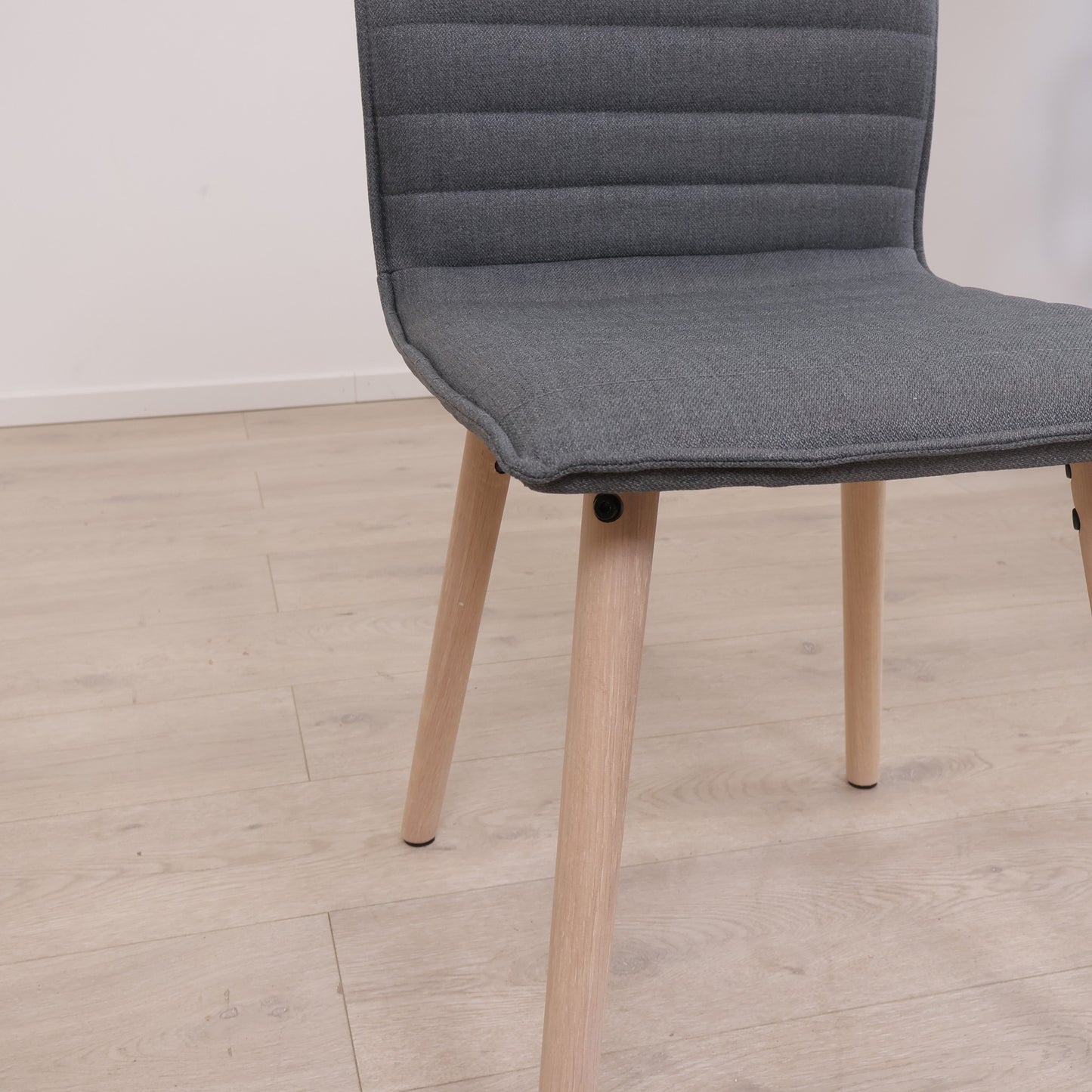 Karla spisestol, grå stoff