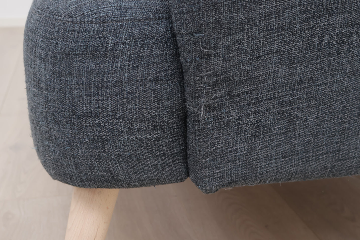 Nyrenset | Blå/grå 3-seter sofa med eikebein