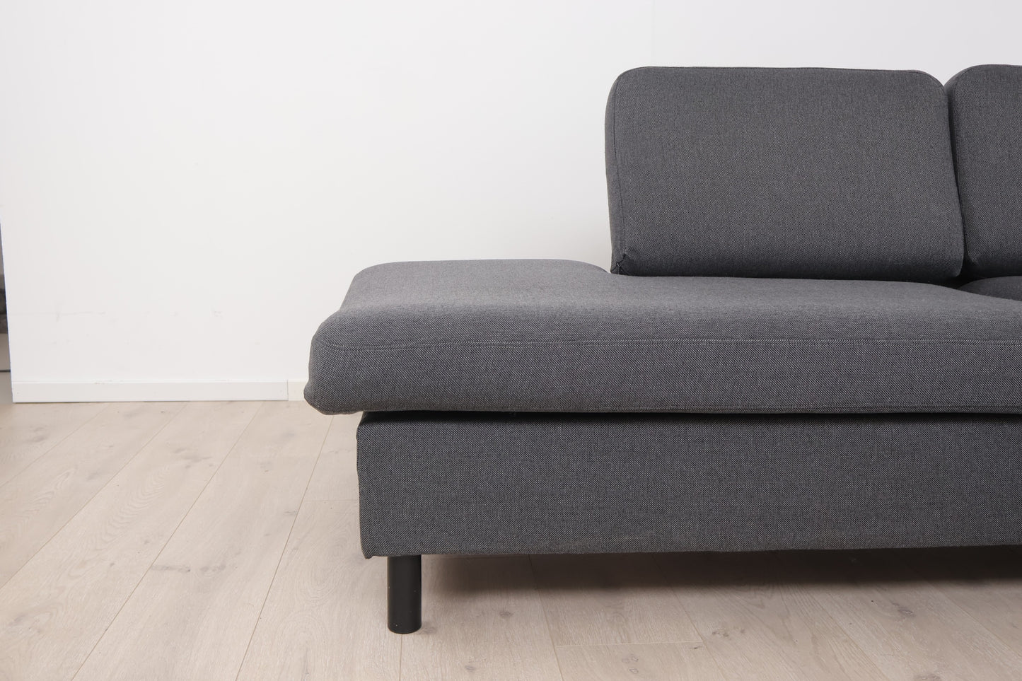 Nyrenset | Mørk grå u-sofa med sjeselong