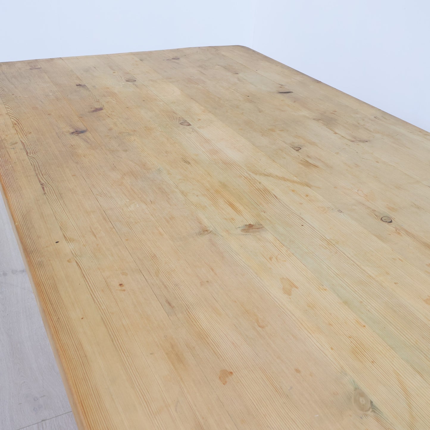 Håndlaget spisebord i massiv furu