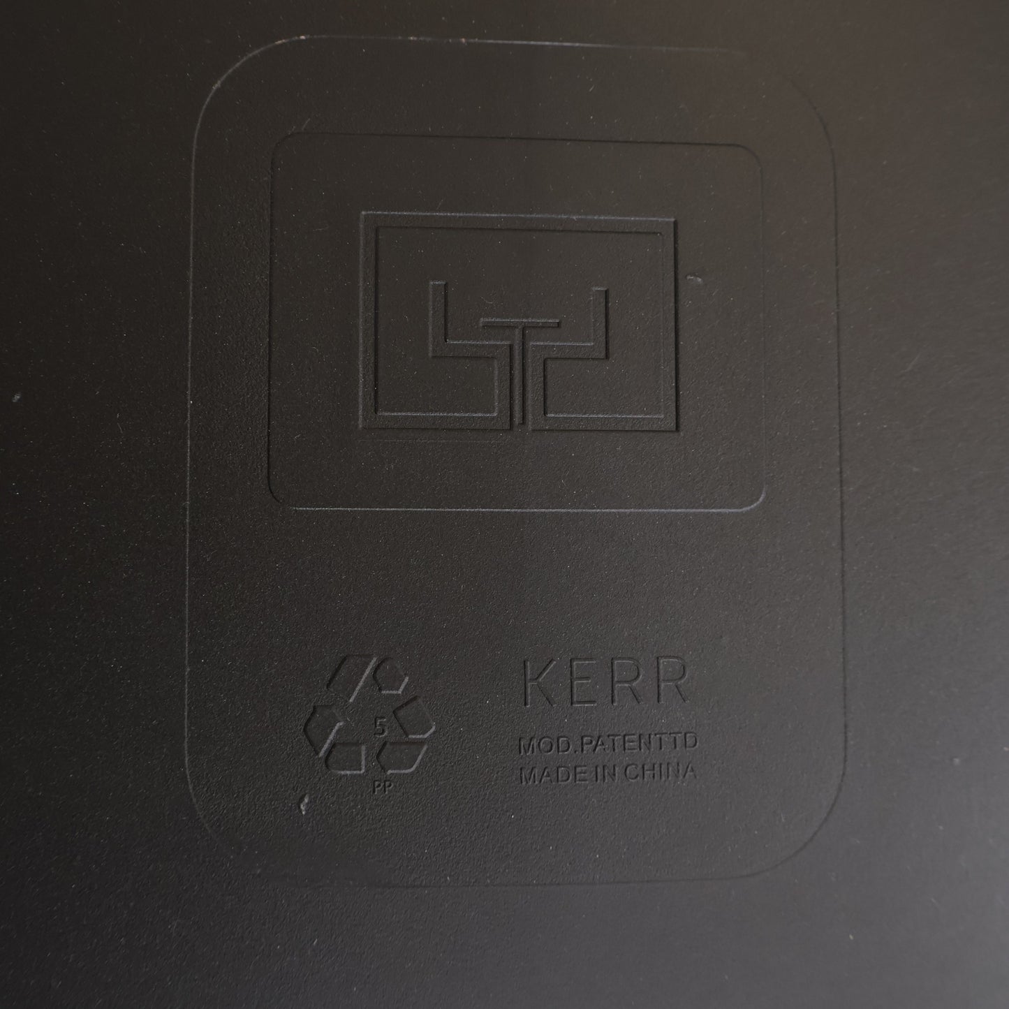 Kvalitetssikret | KERR sort spisestol i plast