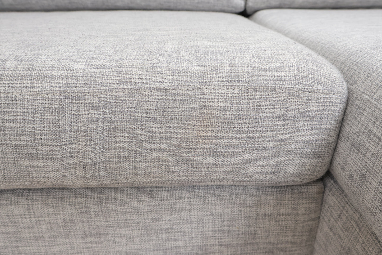 Nyrenset | Romslig lys grå Bolia Scandinavia u-sofa med sjeselong