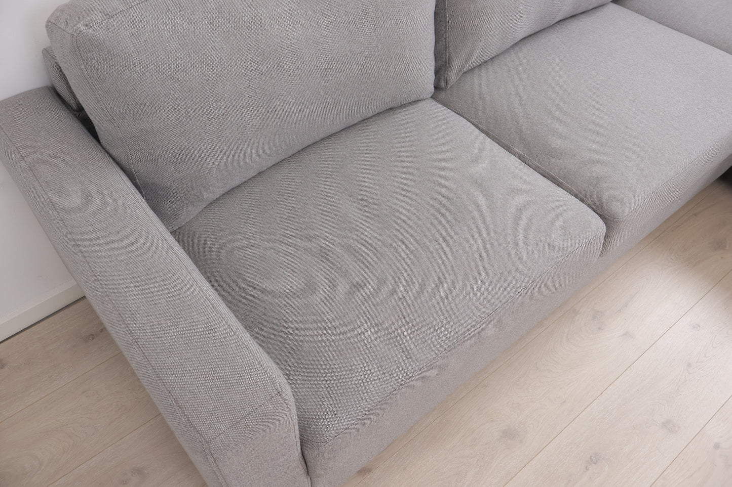 Nyrenset | Lys grå sofa med sjeselong