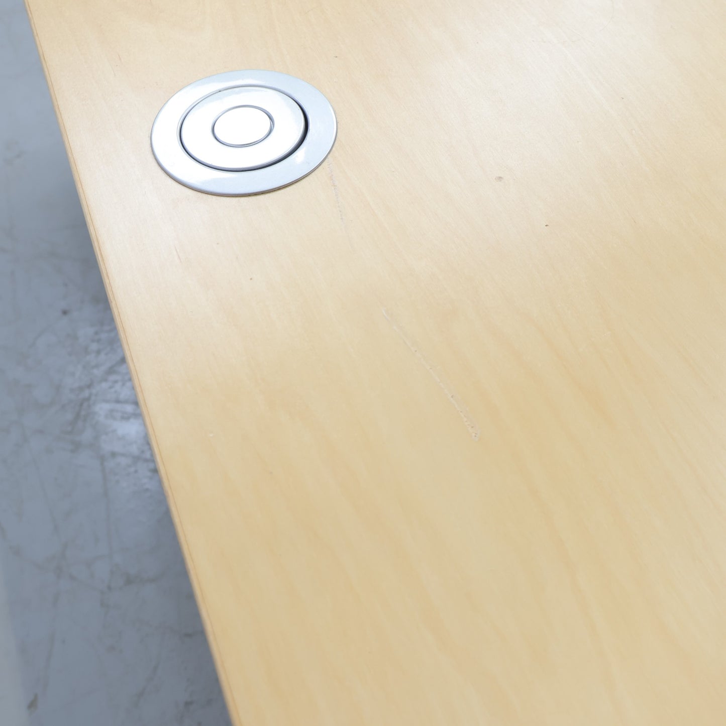 Kvalitetssikret | Elektrisk hev/senk skrivebord med innebygd strømforgrener 210x120cm