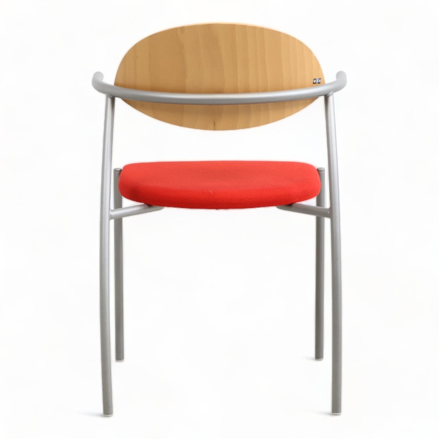Nyrenset | EFG stablebare stoler med treramme og rød pute
