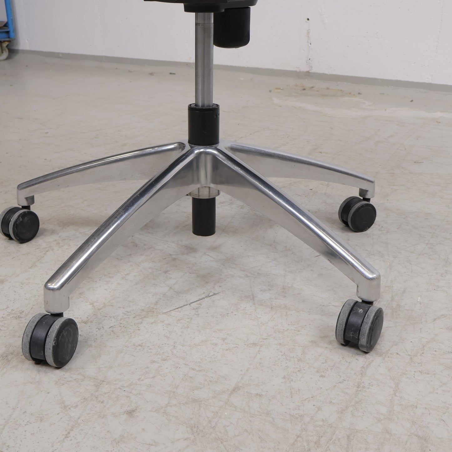 Nyrenset | Sort kontorstol i skinn med høy rygg og nakkestøtte