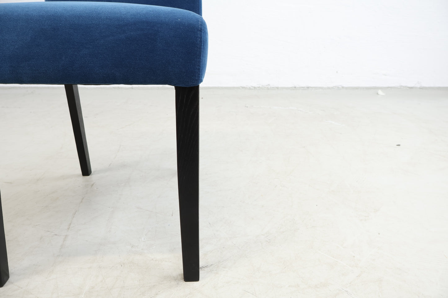 Nyrenset | Blå spisestol med sorte bein