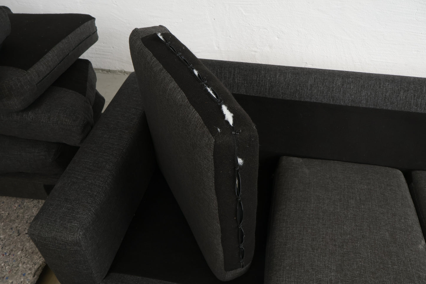 Nyrenset | Mørk grå u-sofa med sjeselong