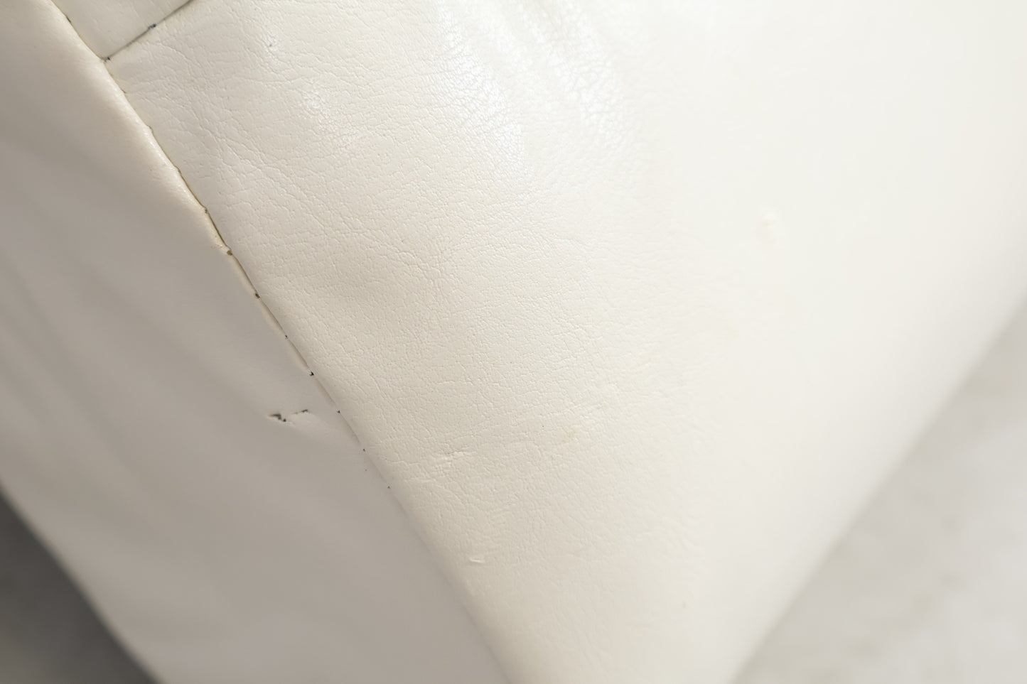 Nyrenset | Hvit VidaXL kunstskinn lenestol med moderne utseende