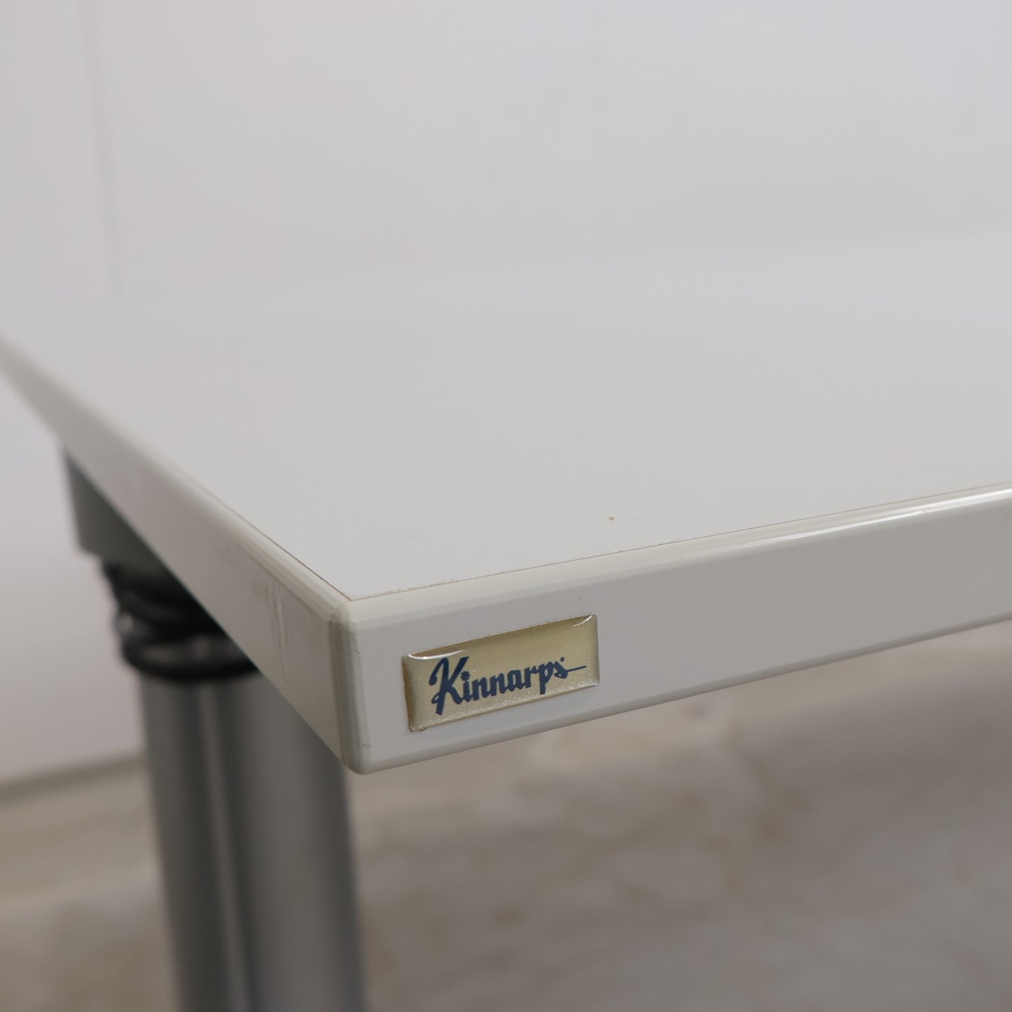 Kvalitetsikret | 180×120, Kinnarps elektrisk hev/senk skrivebord med sving i lys grå