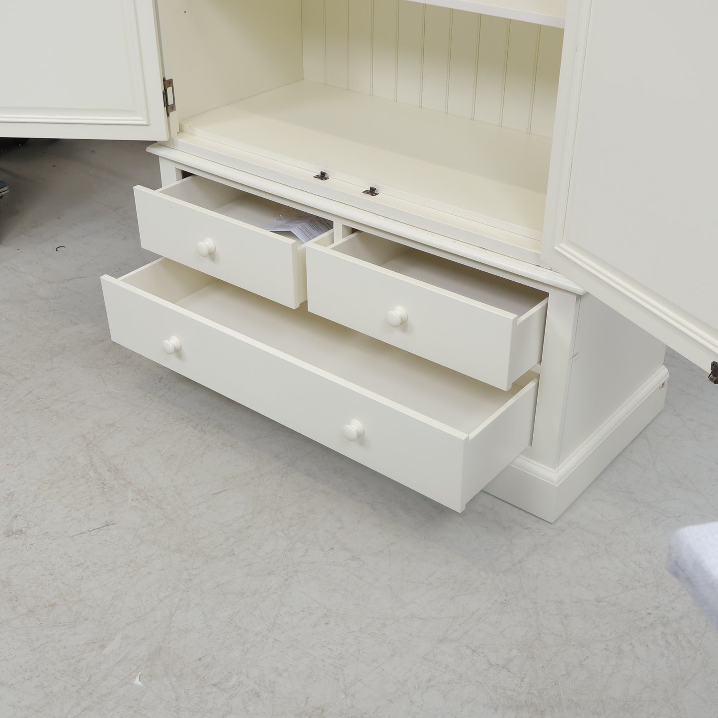 Nyrenset | Klassisk frittstående garderobeskap fra London