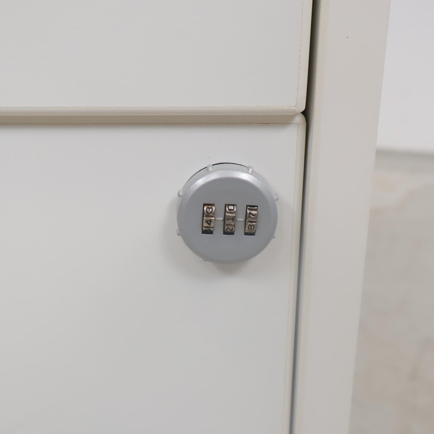 Nyrenset | Skuffeseksjon på hjul, lås på dør