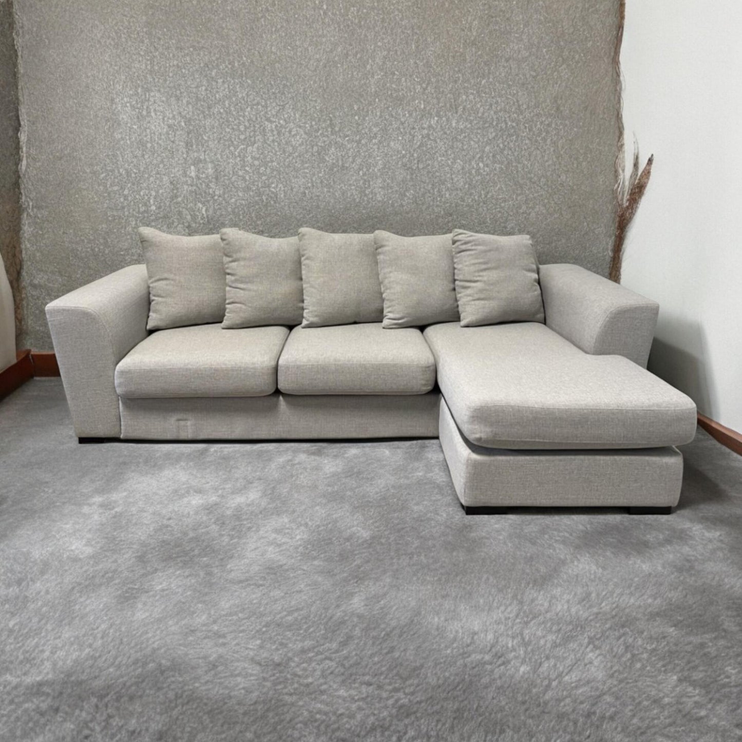 Nyrenset | Lys grå Skeidar sofa med vendbar sjeselong