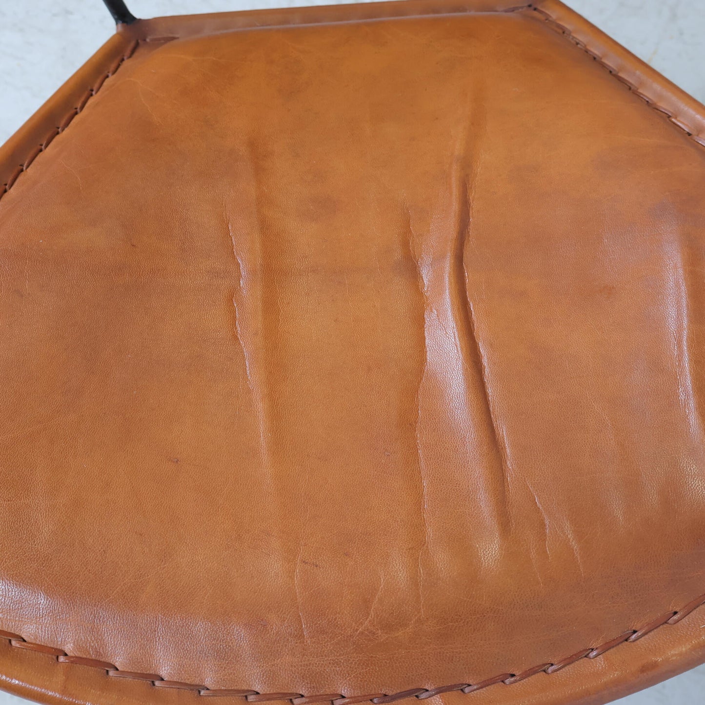 Nyrenset | Lenestol i skinn med puff, klassisk brun