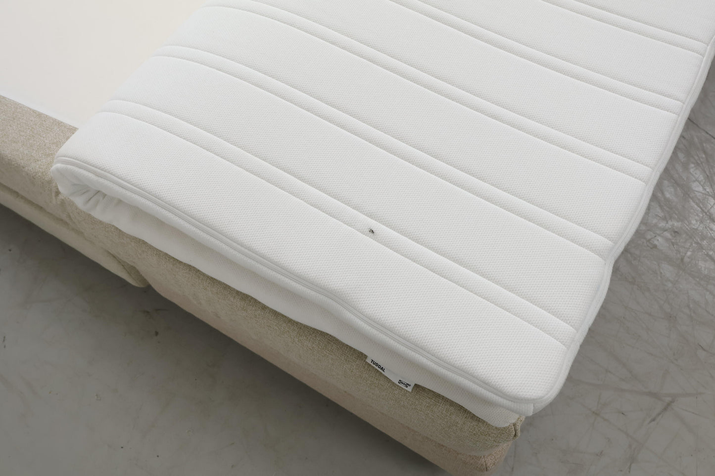 Nyrenset | Beige Jensen Pulse seng med Ikea Tuddal overmadrass, 160x200cm