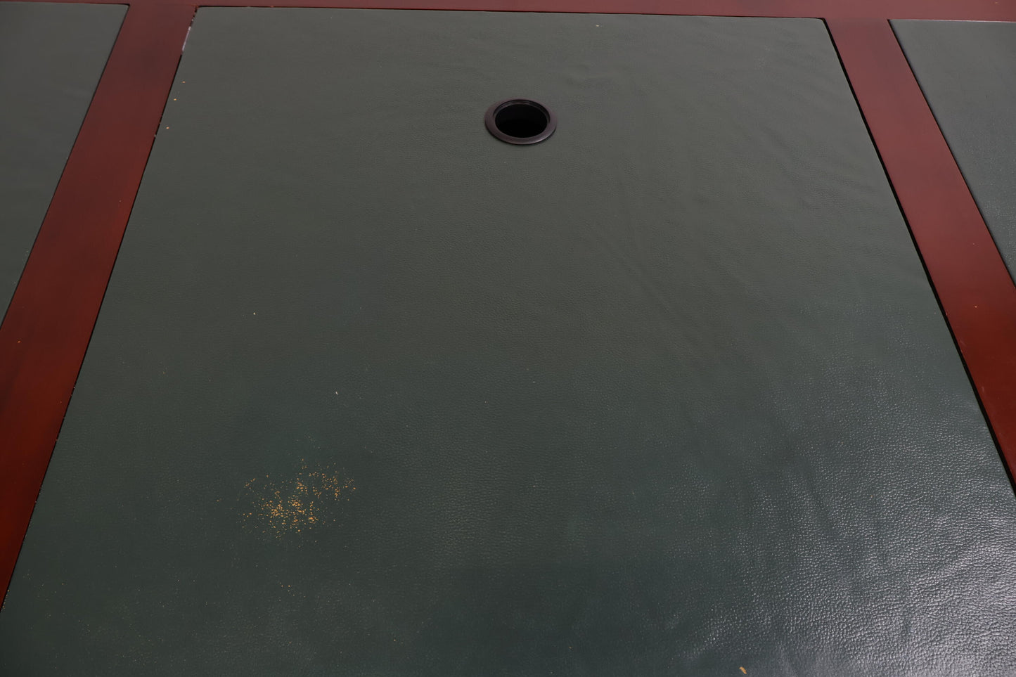 Nyrenset | Brun partnerskrivebord med lærdetaljer og mahogny-finish