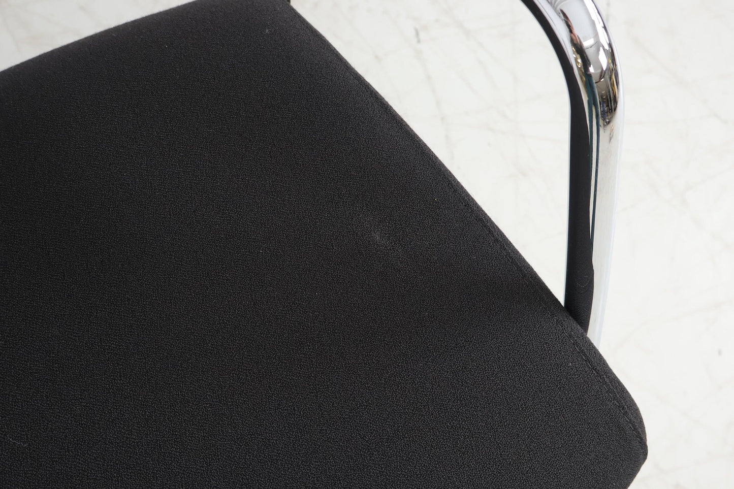 Nyrenset | Sort Sitland Sled konferansestol med kromramme