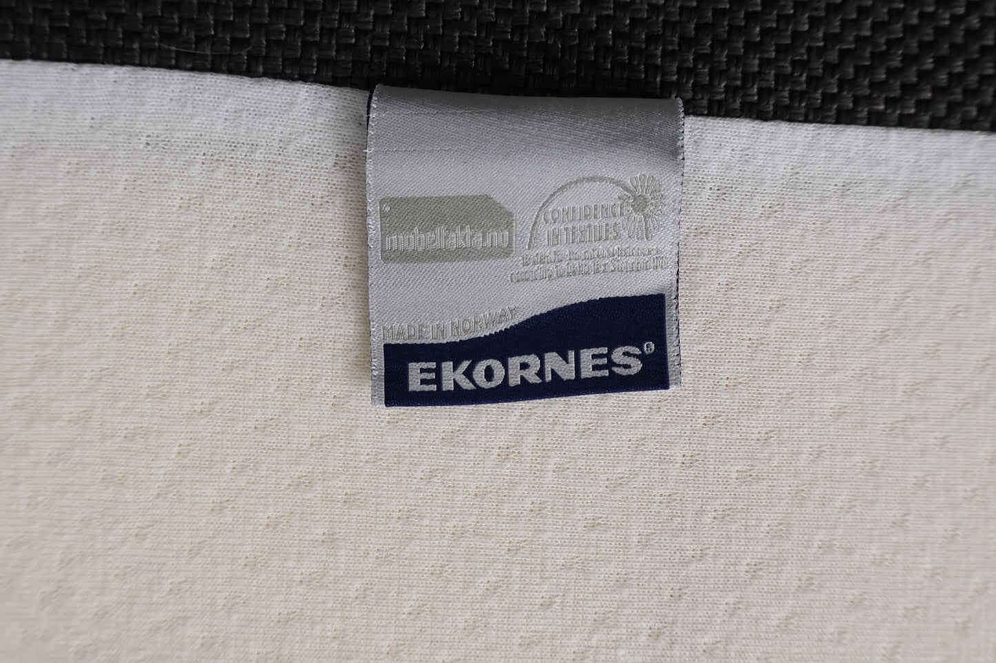 Nyrenset | Mørk grå Svane seng med gavl, 150x200