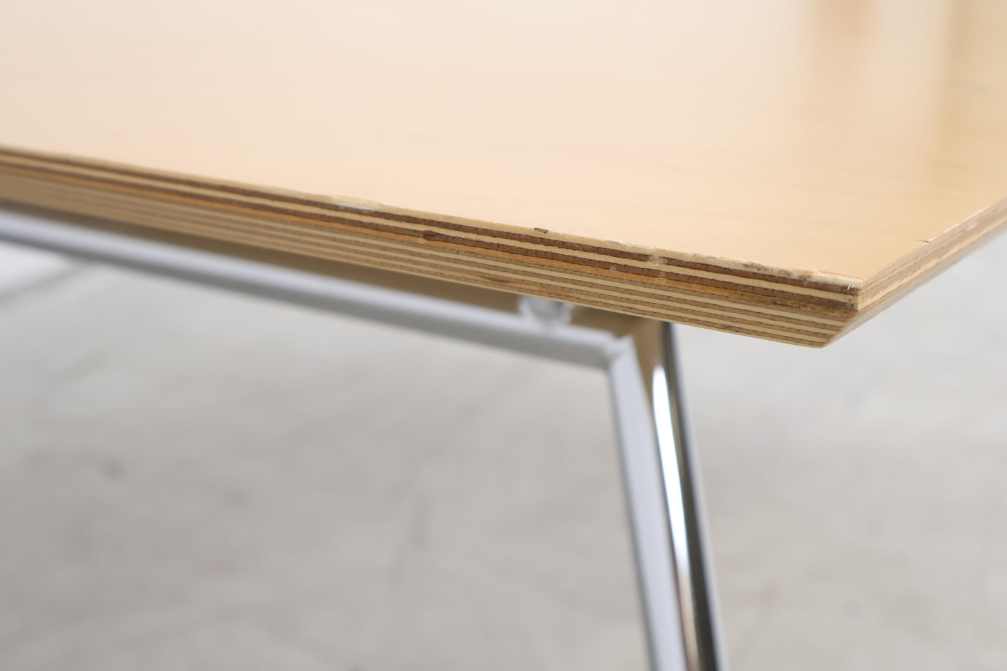 Nyrenset | Lyst sofabord med topp i tre og metallben