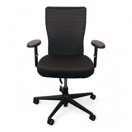 Nyrenset | Vitra T-Chair kontorstol i sort og grå med stripemønster