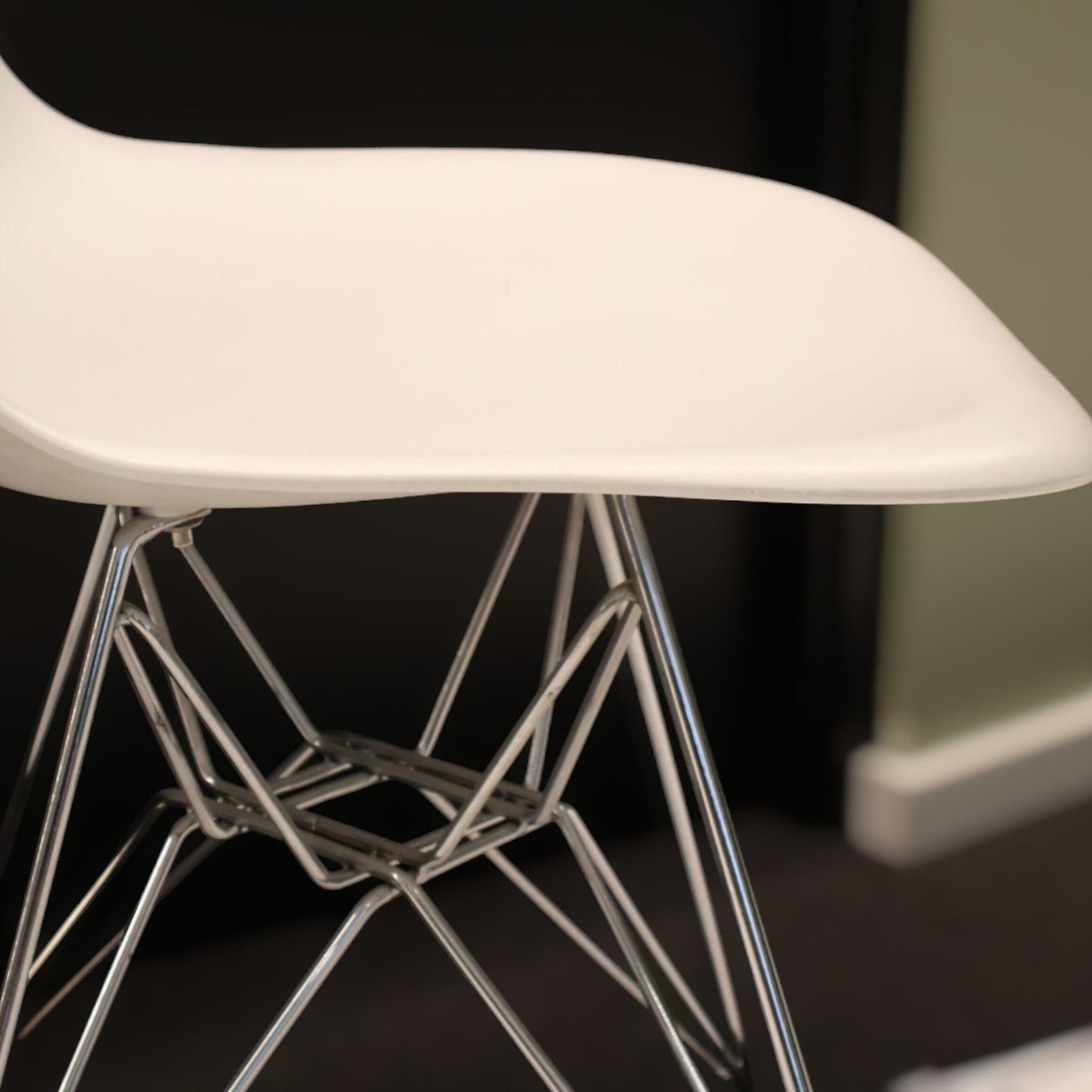 Kvalitetssikret | Eames Plastic Side Chair, hvit (replika)