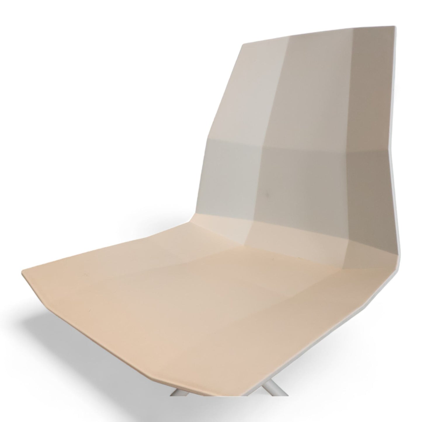 Designstol med unikt firkantet design