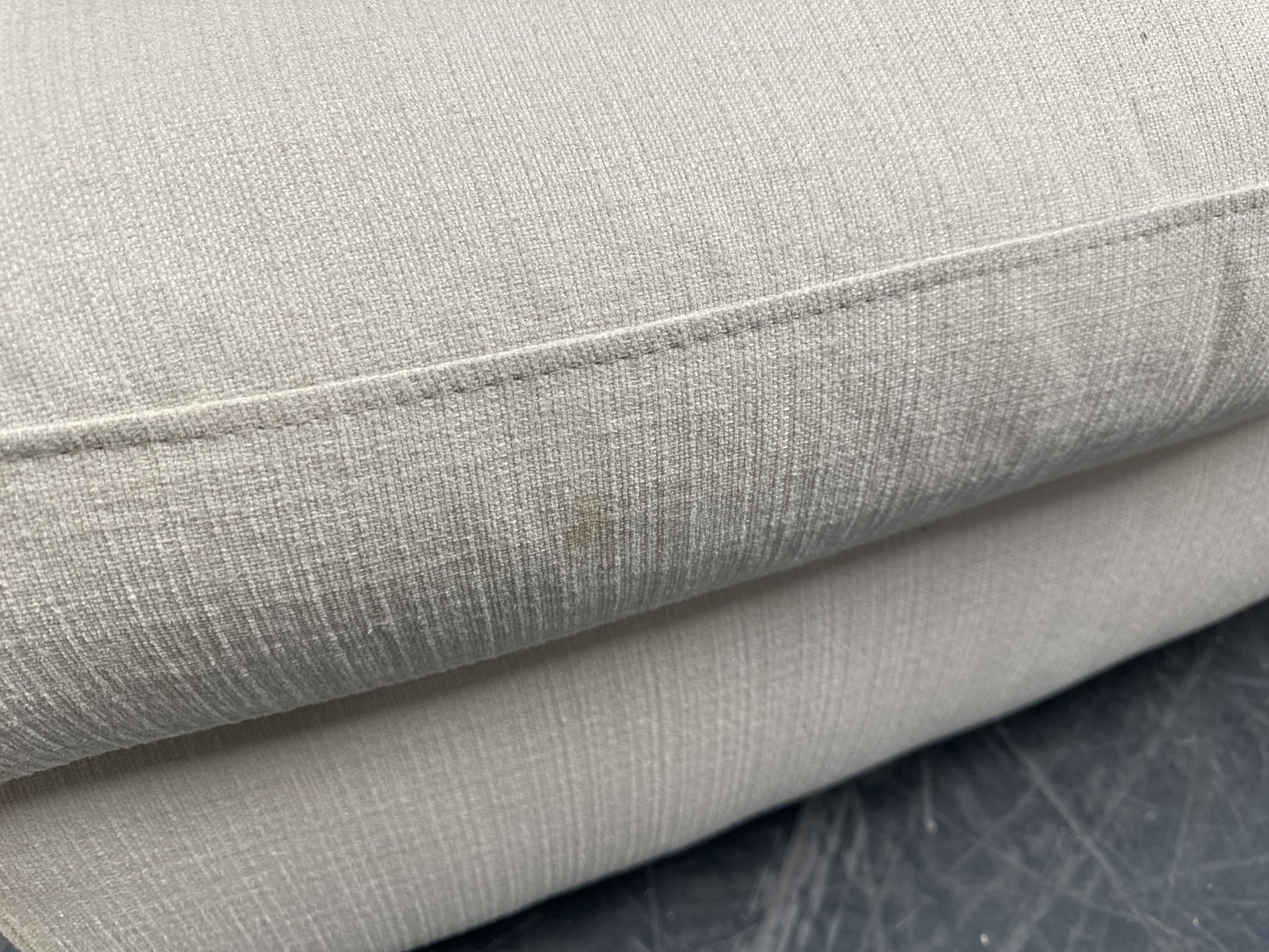 Nyrenset | Kremhvit Hugna lenestol