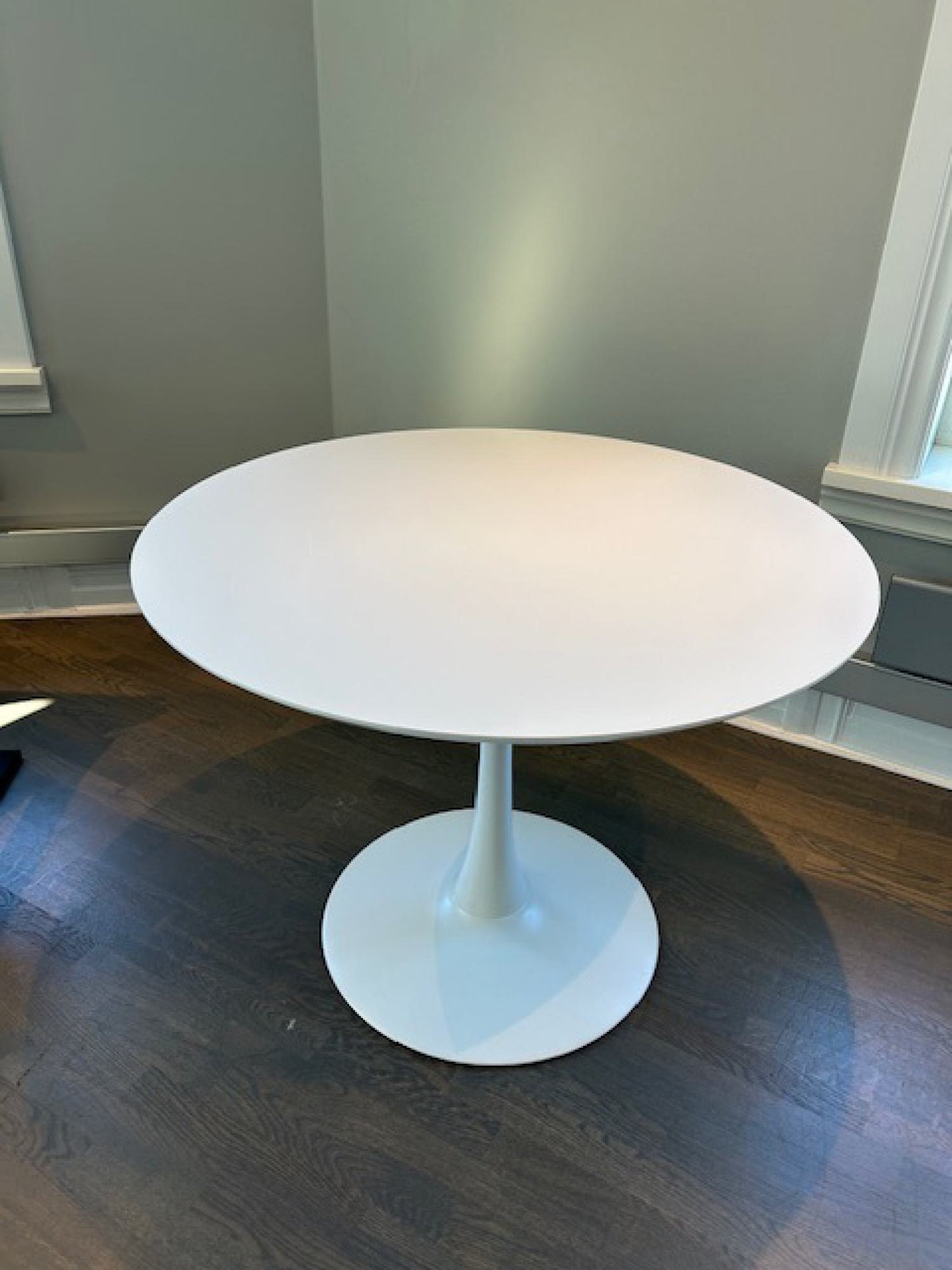 Rundt hvitt spisebord