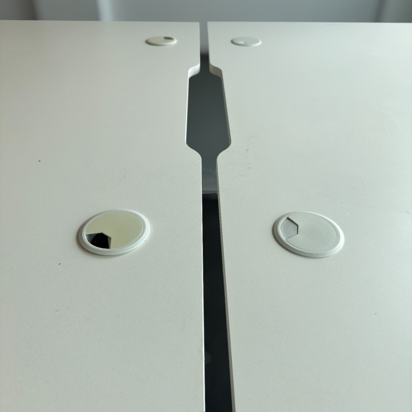 Hvit hev/senk dobbel skrivebordsstasjon