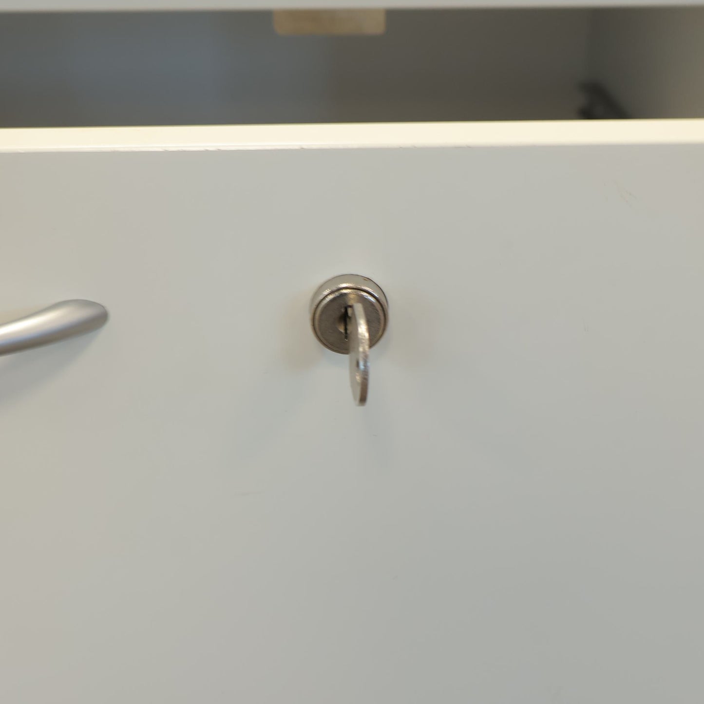 Hvitt arkivskap på hjul