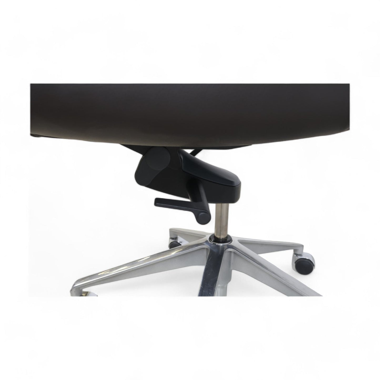 ForaForm stol i mørkbrunt skinn med hjul