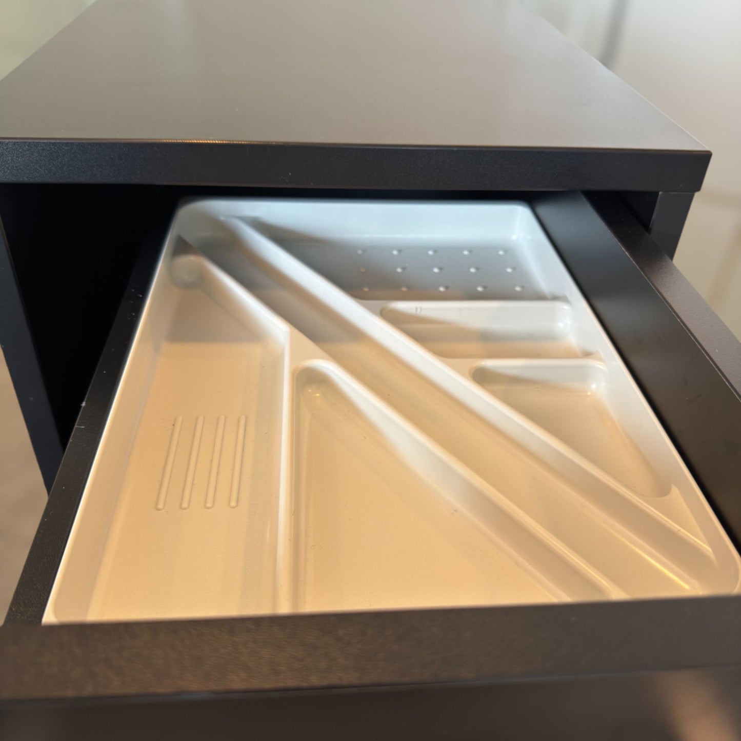 Sort skap fra SA Møbler til plassering under pult