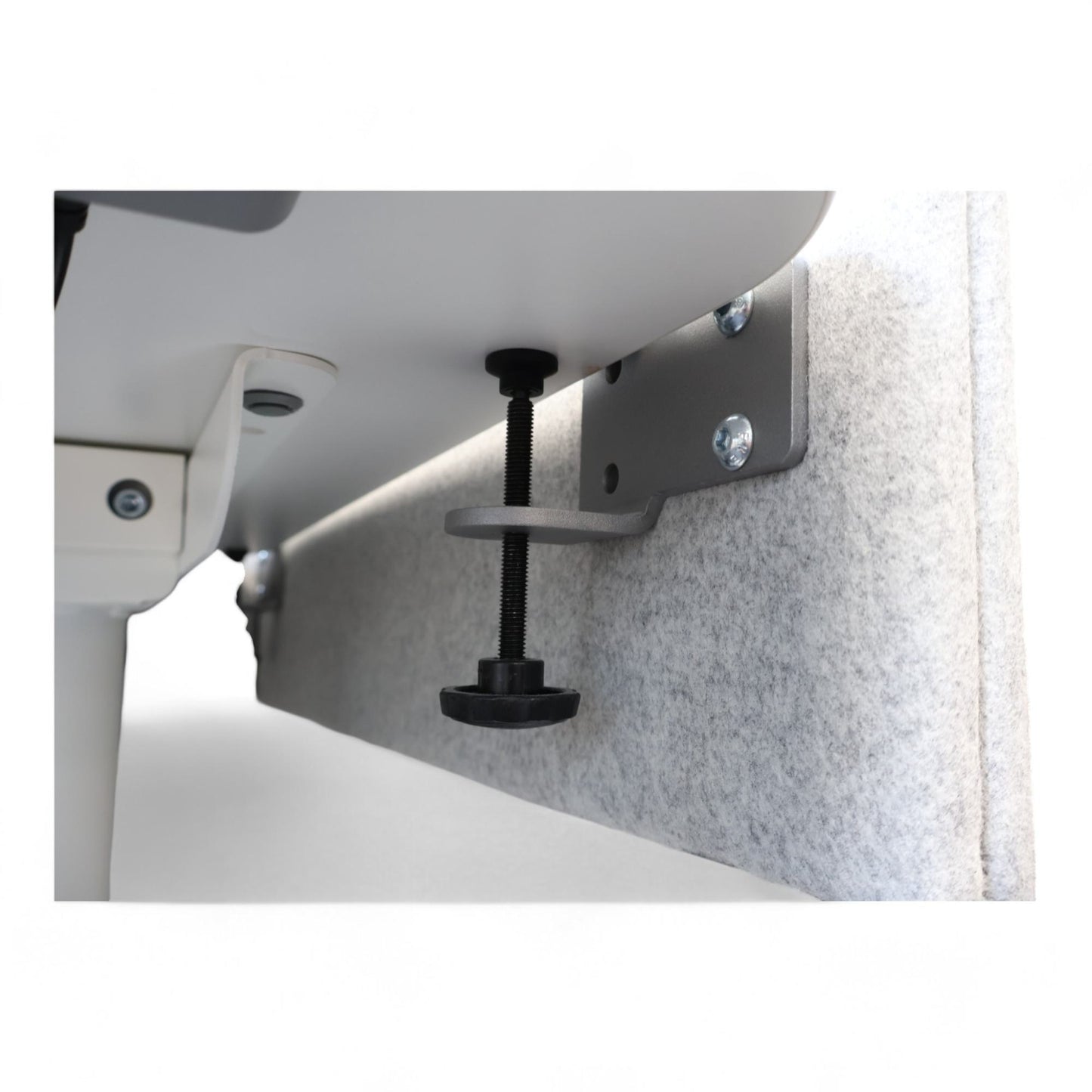 Nyrenset | Bordskjerm fra Abstracta i lys grå ull, 160x50