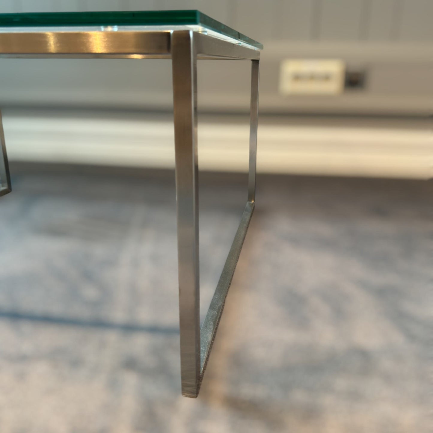 Lite glassbord med kromramme