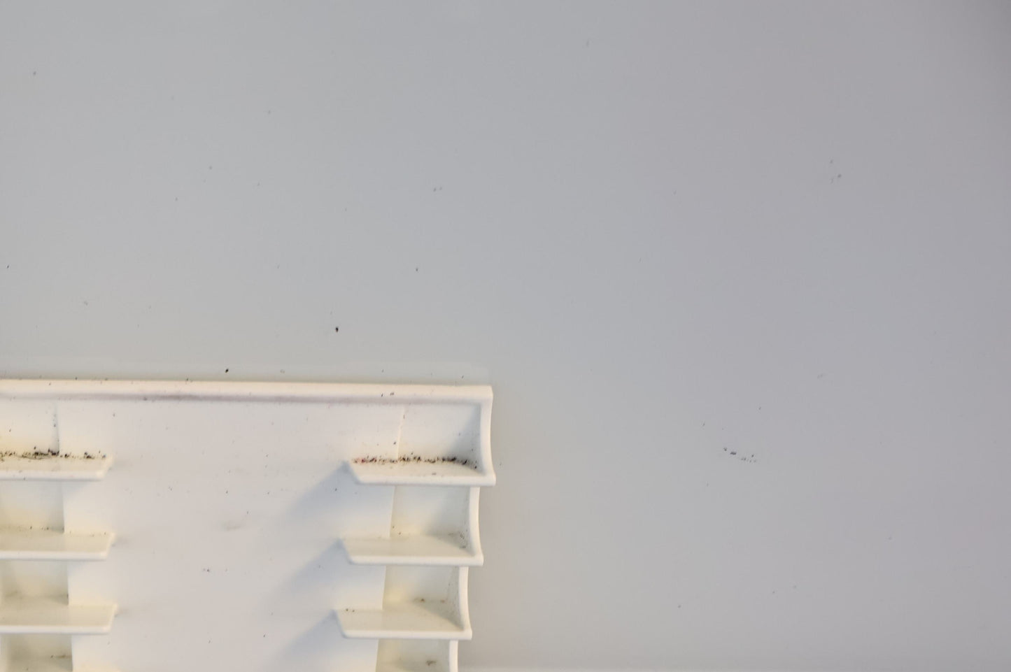 Vegghengt whiteboard med glassplate