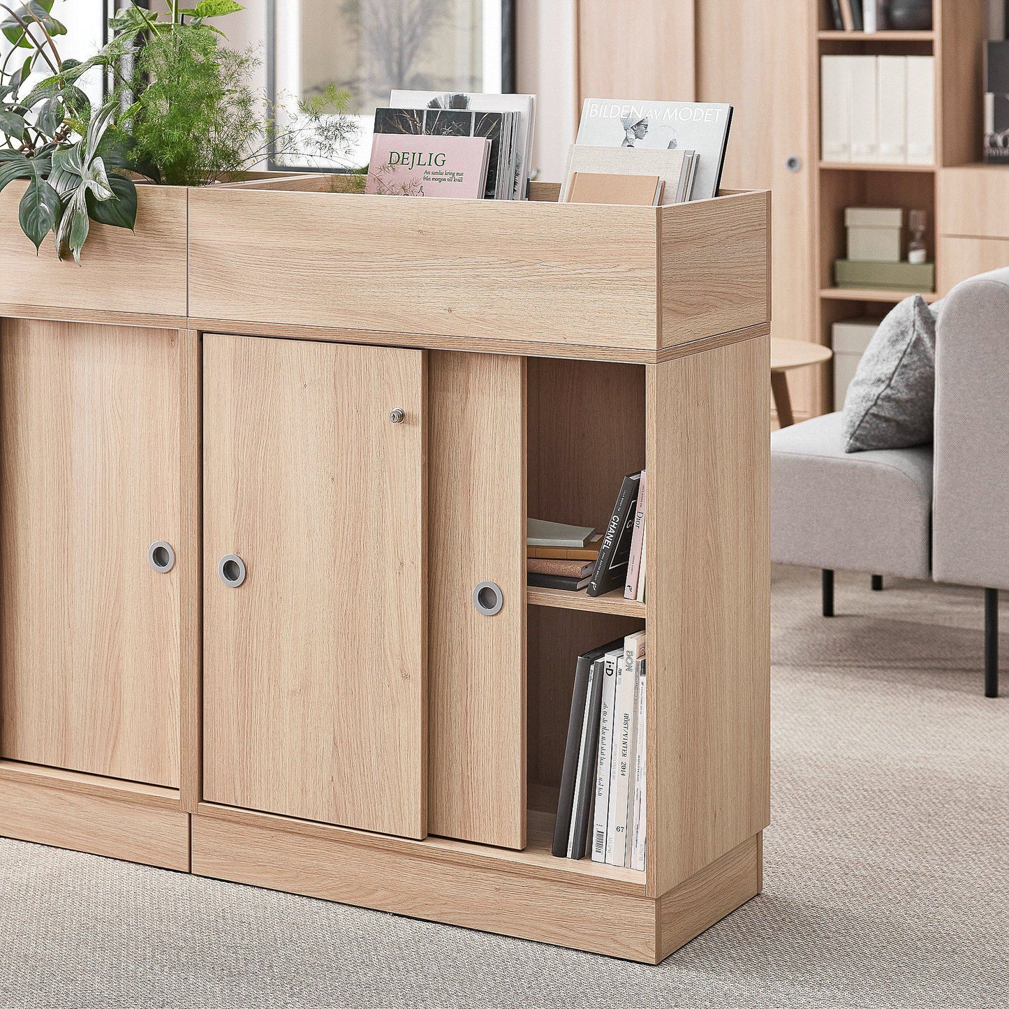 Helt nytt | Skap QBUS, låsbare skyvedører m/håndtak, eik