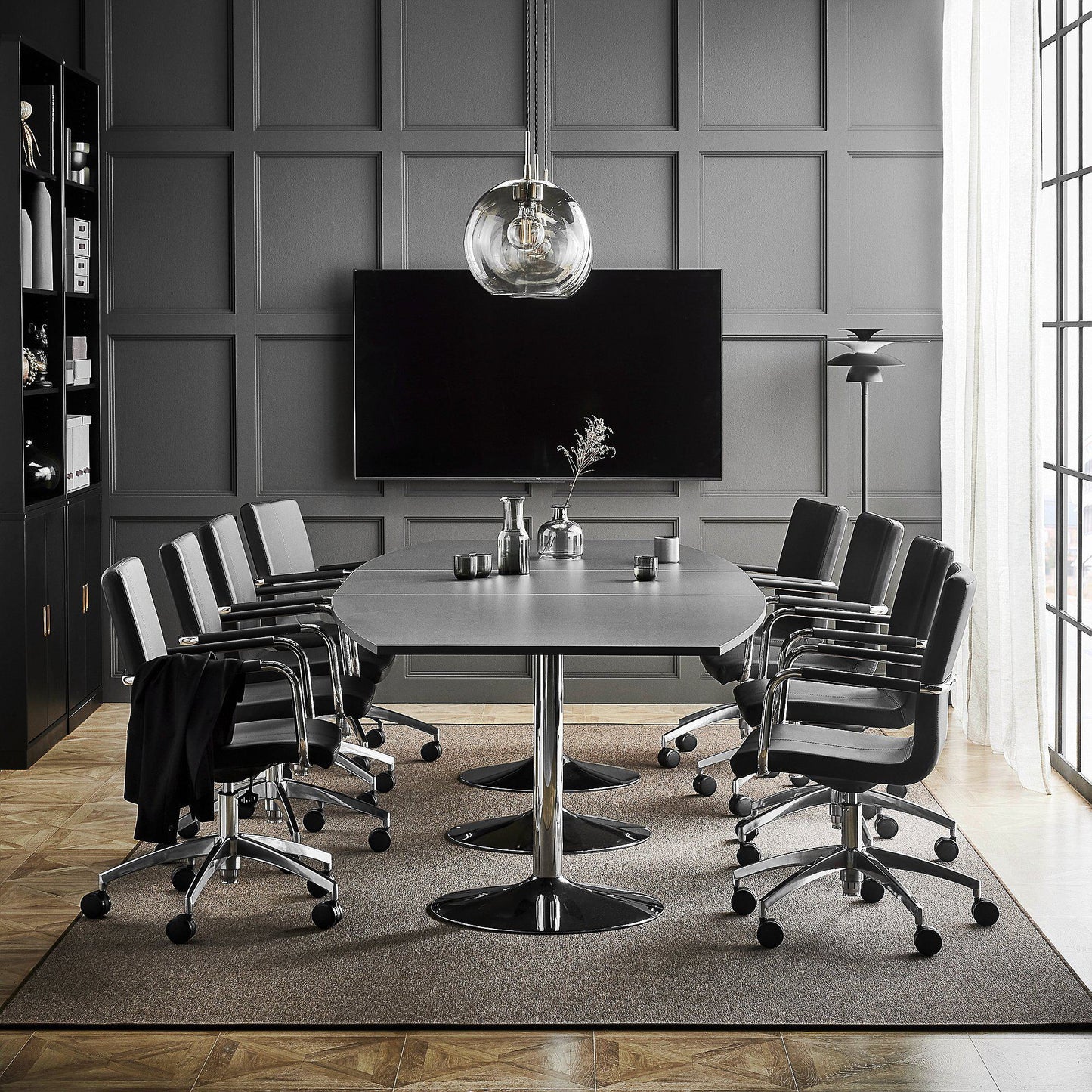 Helt nytt | Møbelgruppe FLEXUS + DELTA, 1 grått møtebord + 8 svarte stoler