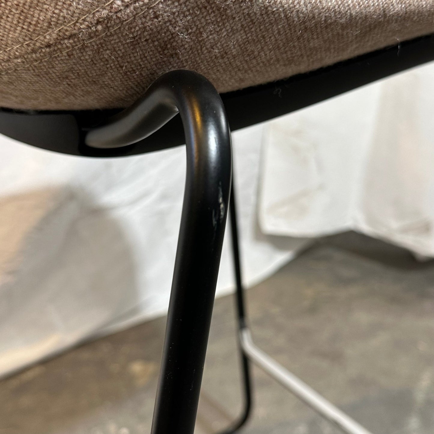 Con barstol fra ForaForm, beige tekstil og svart ramme