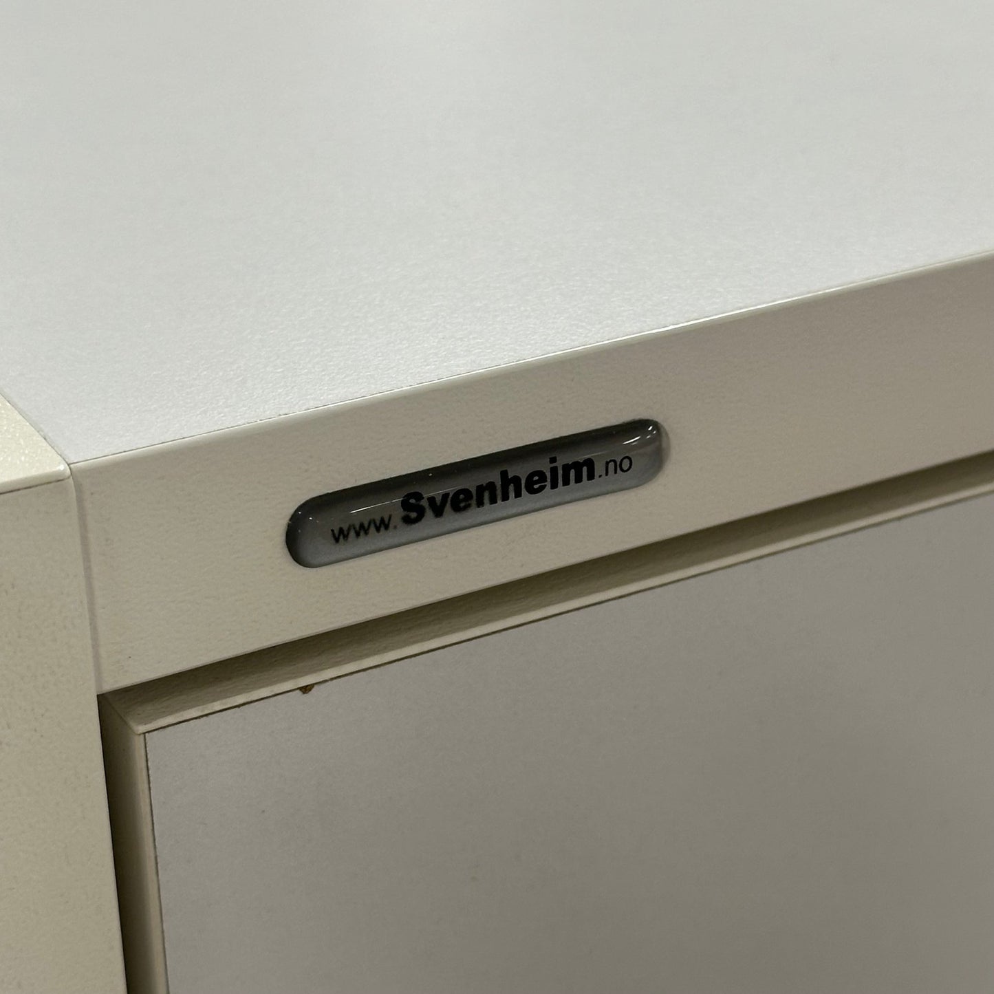 Arkivskap fra Svenheim, dobbel dør, hvit