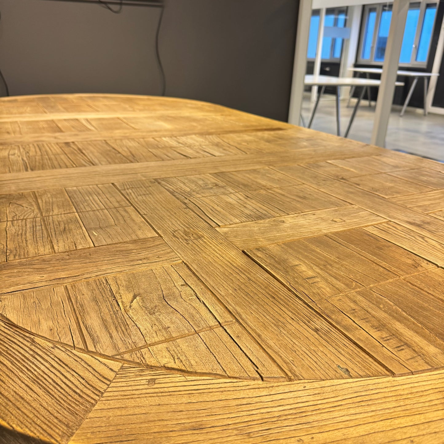 Romslig, retro spisebord i massiv eik med sorte ben, 260cm