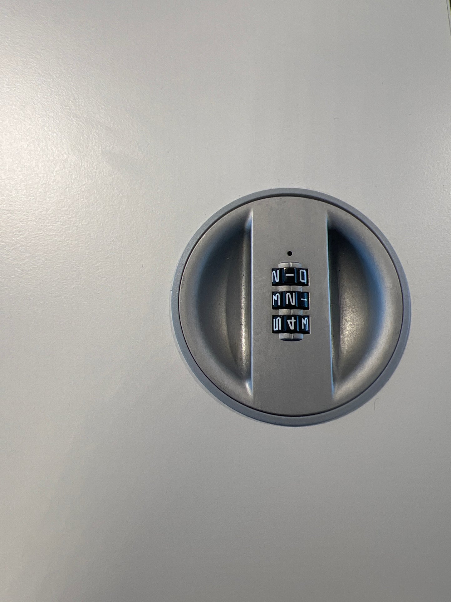 Oppbevaringsskap med nedtrekkbar skjerm, hvit laminat