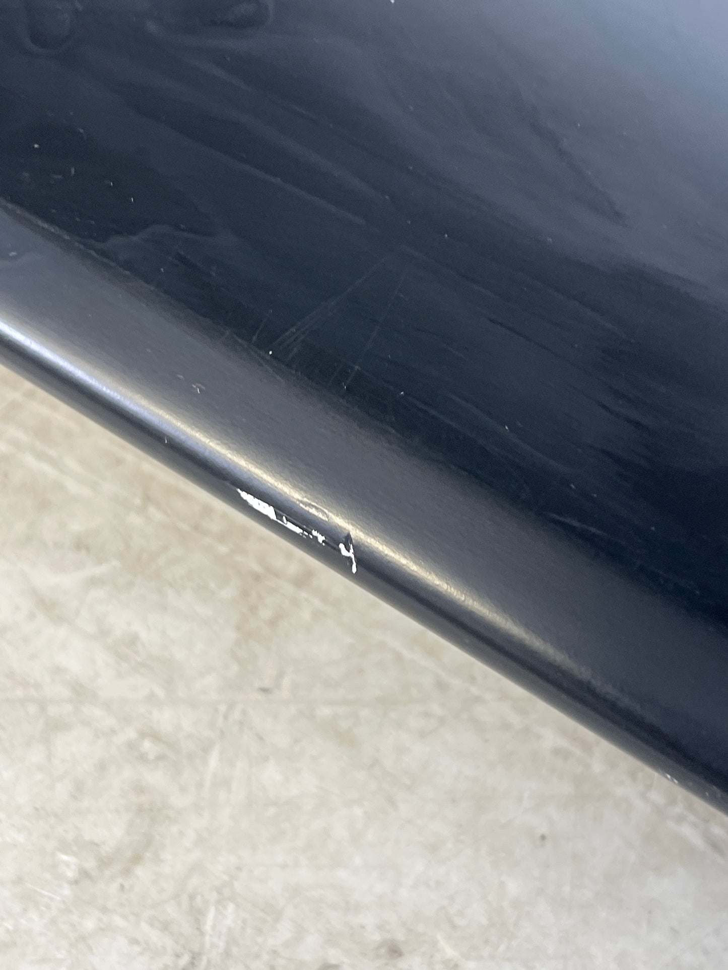 Sort Montana hyllereol i metall