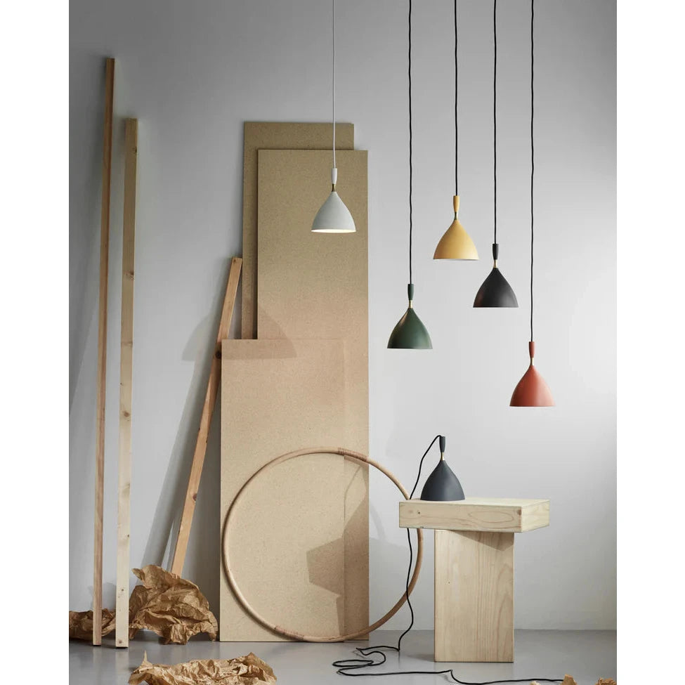 Dokka pendellampe fra Northern, lys gul