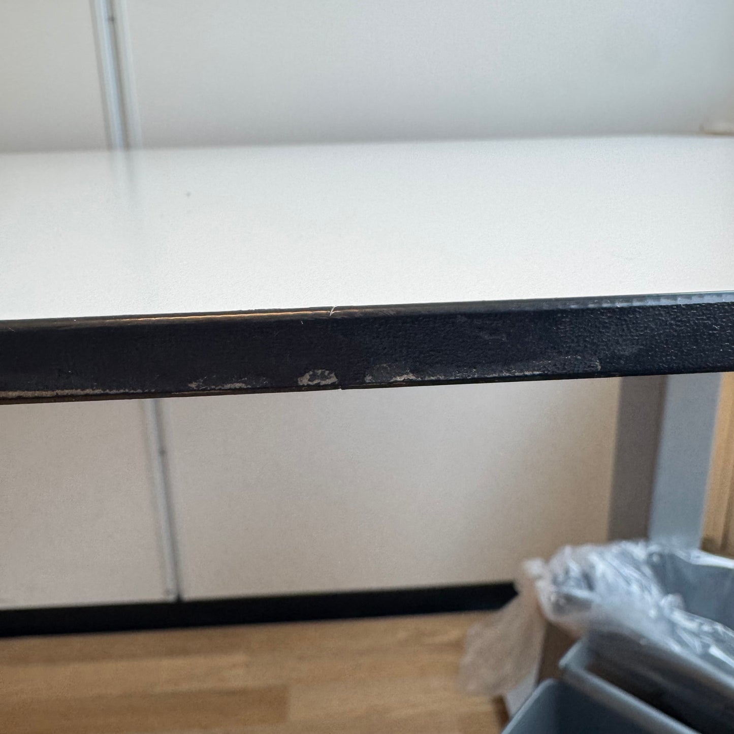 Skrivebord m/og kabelhull, 160cm