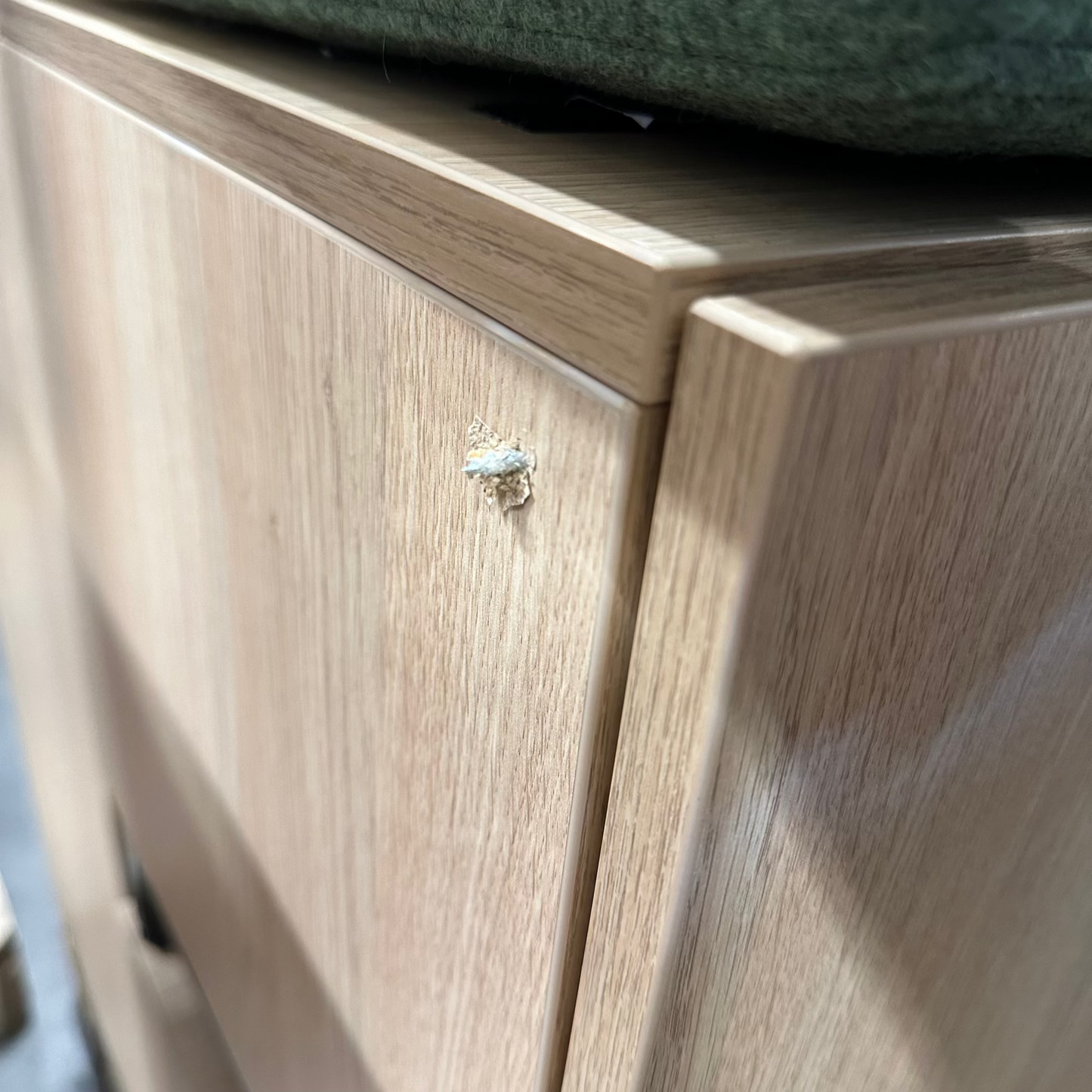 Oppbevaringsbenk fra AJ Produkter, eik med grønn pute