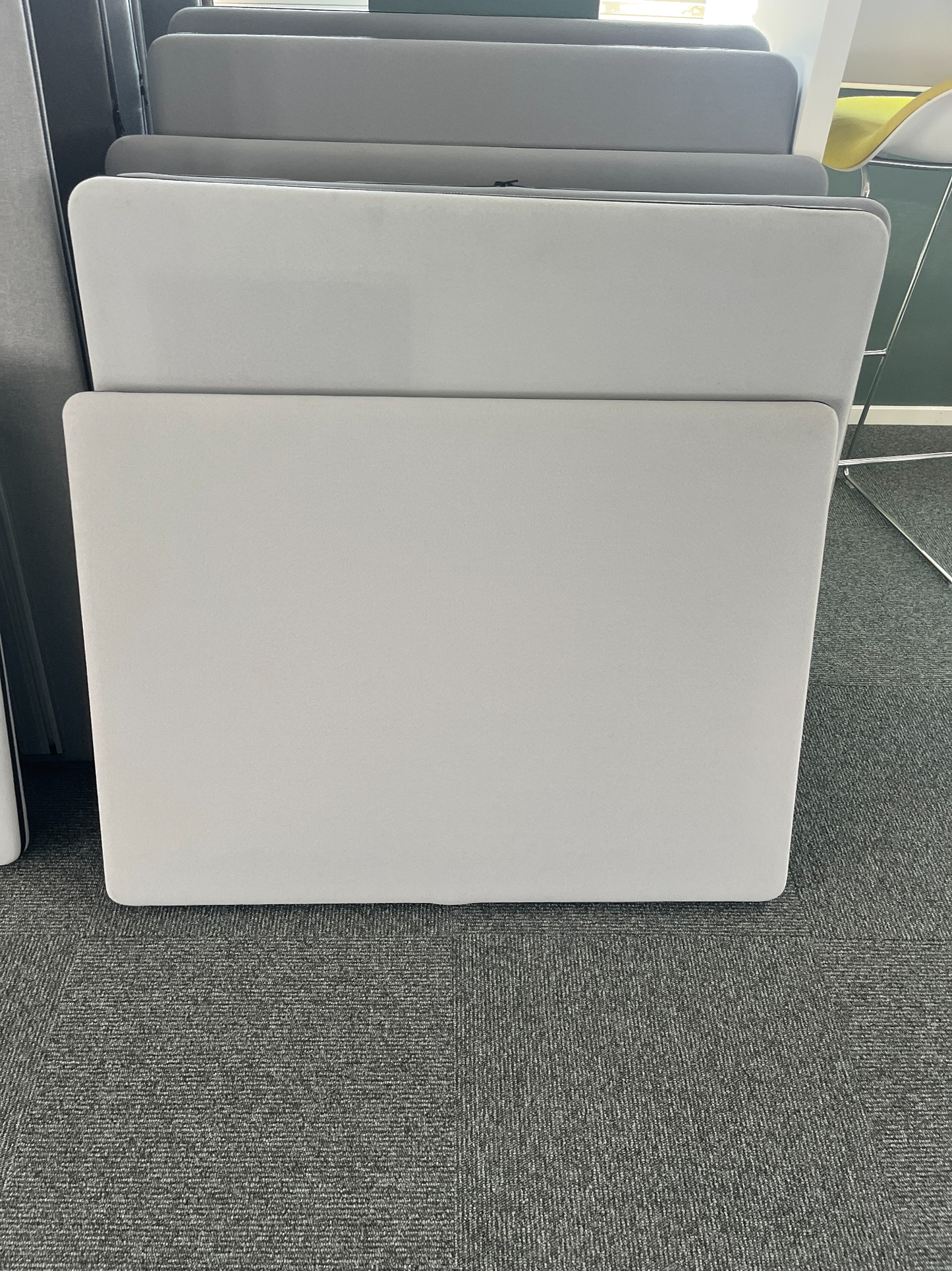 Korte skillevegger fra Götessons, tekstiltrukket