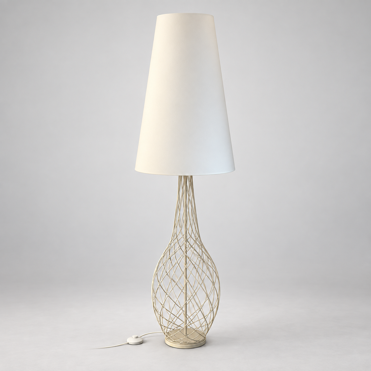 Gulvlampe i hvit, flettet metallfot